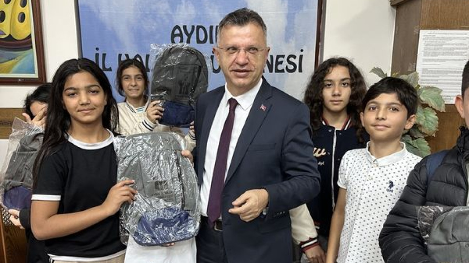 Aydın İl Halk Kütüphanesi'nden çanta hediyesi