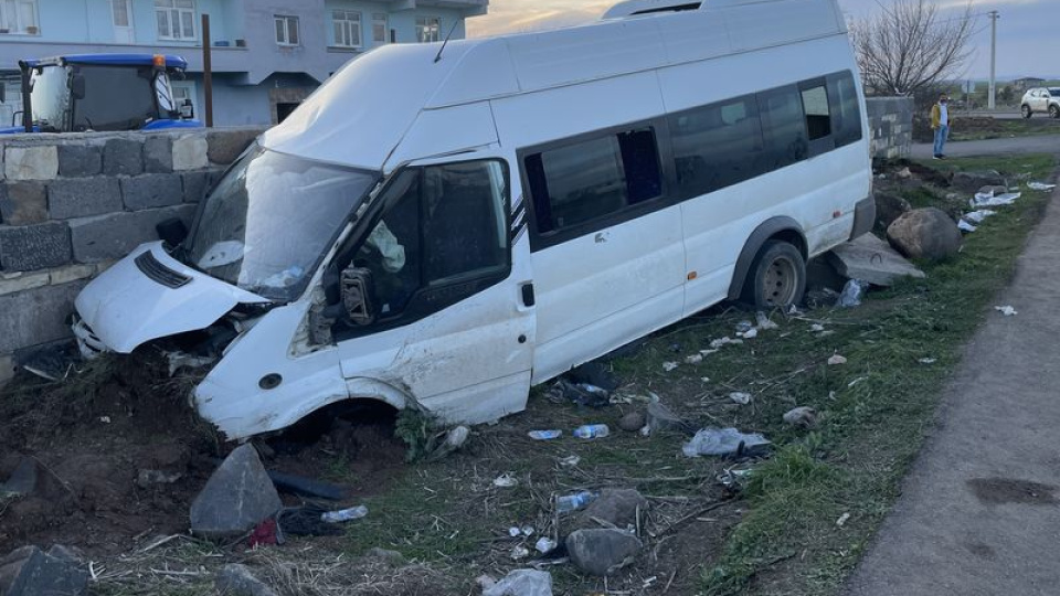 Servis minibüsü bahçe duvarına çarptı: 10 yaralı