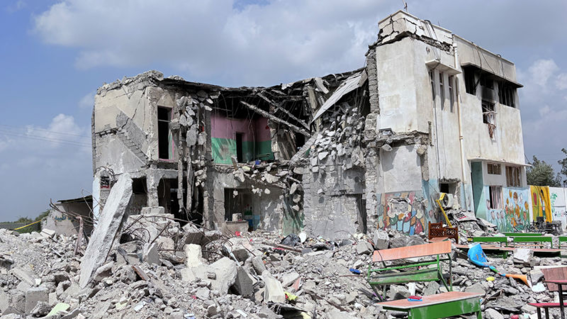 İran'daki İlkokula İki Kez Bombalı Saldırı: 185 Can Kaybı Bekleniyor