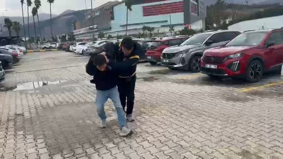 Tuvalette gizlice kadınların görüntülerini çekti