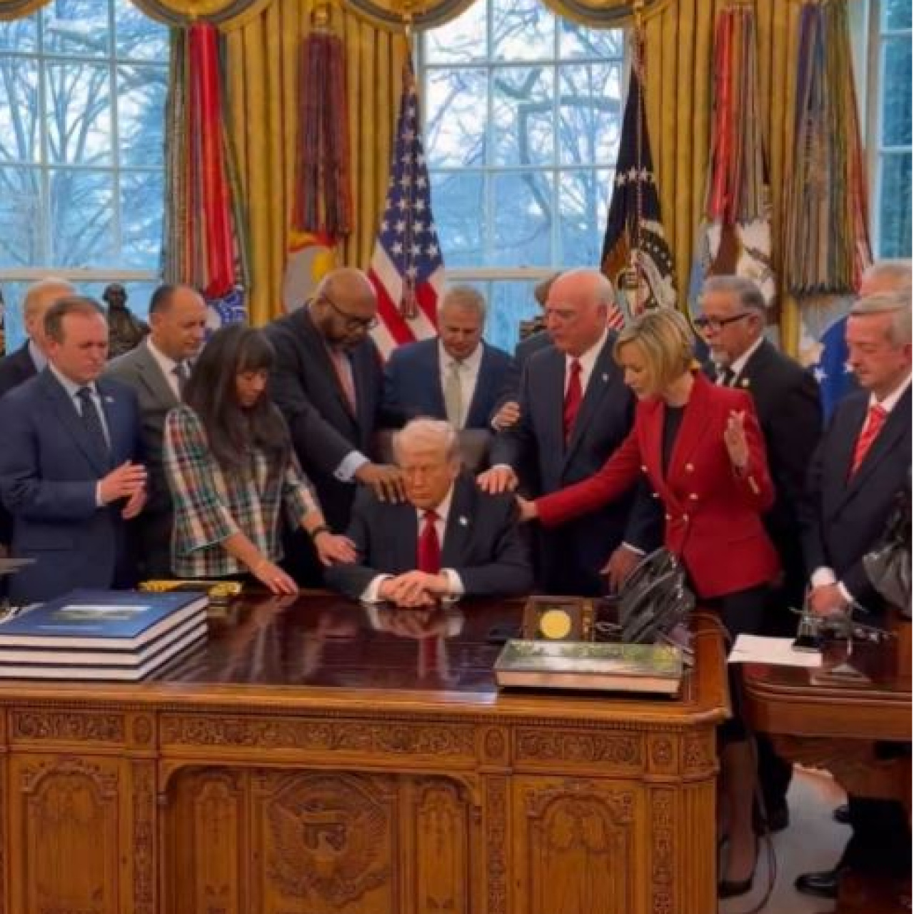 Papazlardan Oval Ofis'te Trump'a toplu dua