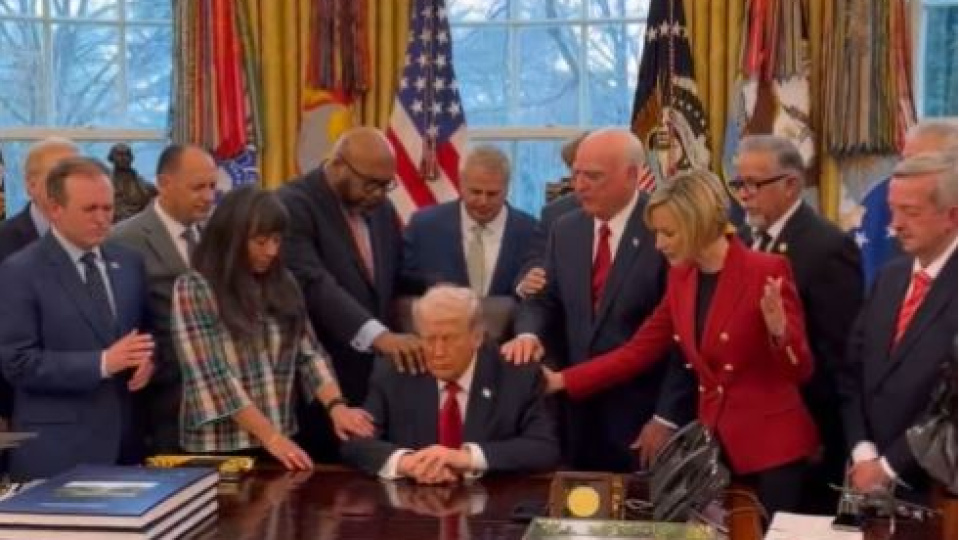 Papazlardan Oval Ofis'te Trump'a toplu dua