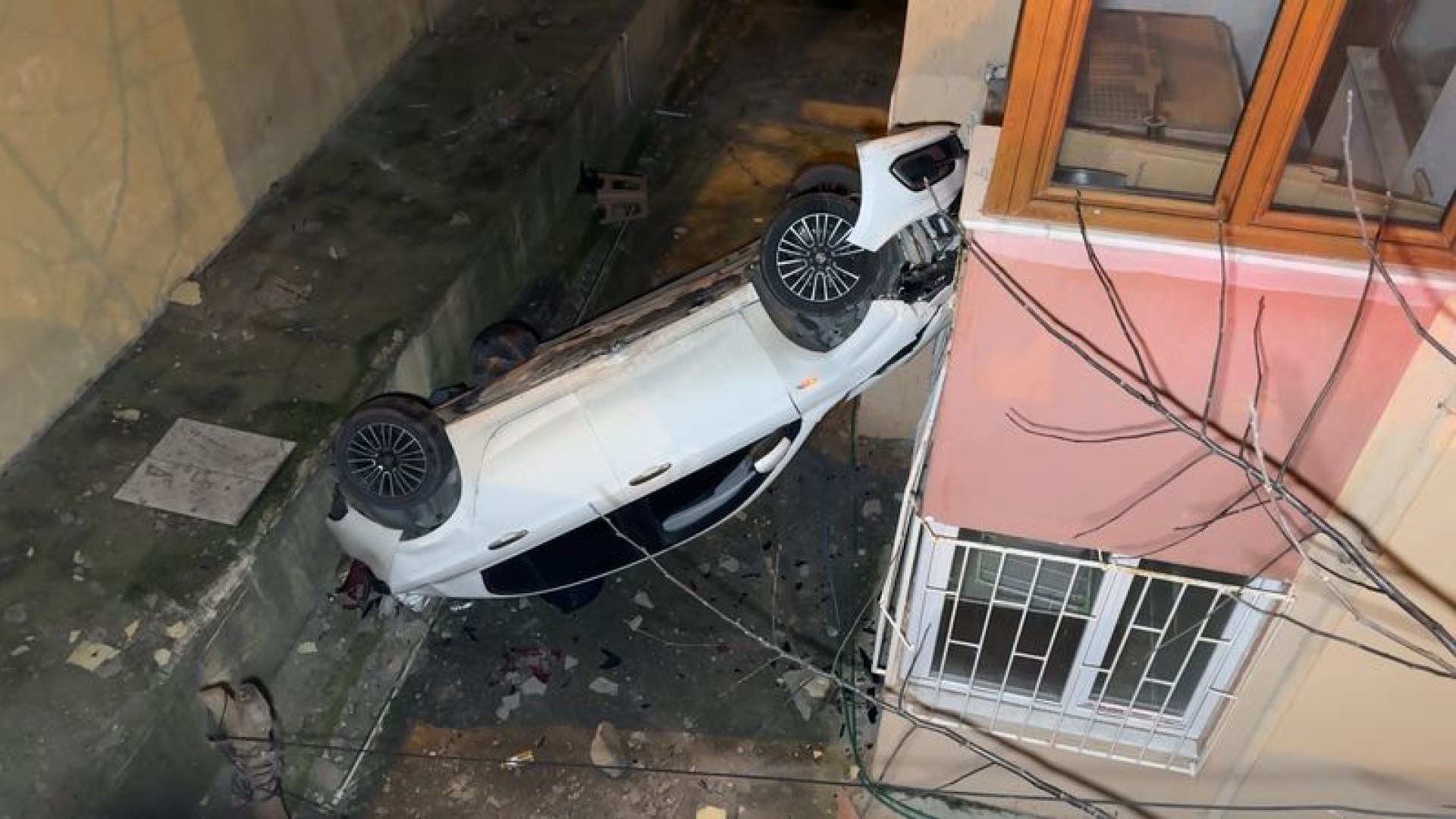 İstanbul Avcılar'da Otomobil 8 Metreden Düştü: Sürücü Hastaneye Kaldırıldı