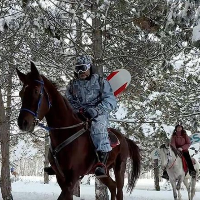 Karlı arazide önce safari, ardından atlarla snowboard