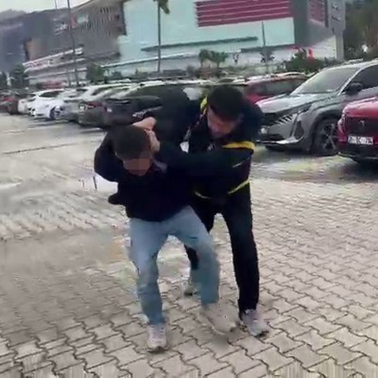 Kadınlar tuvaletinde 15 kadının görüntüsünü çekti!