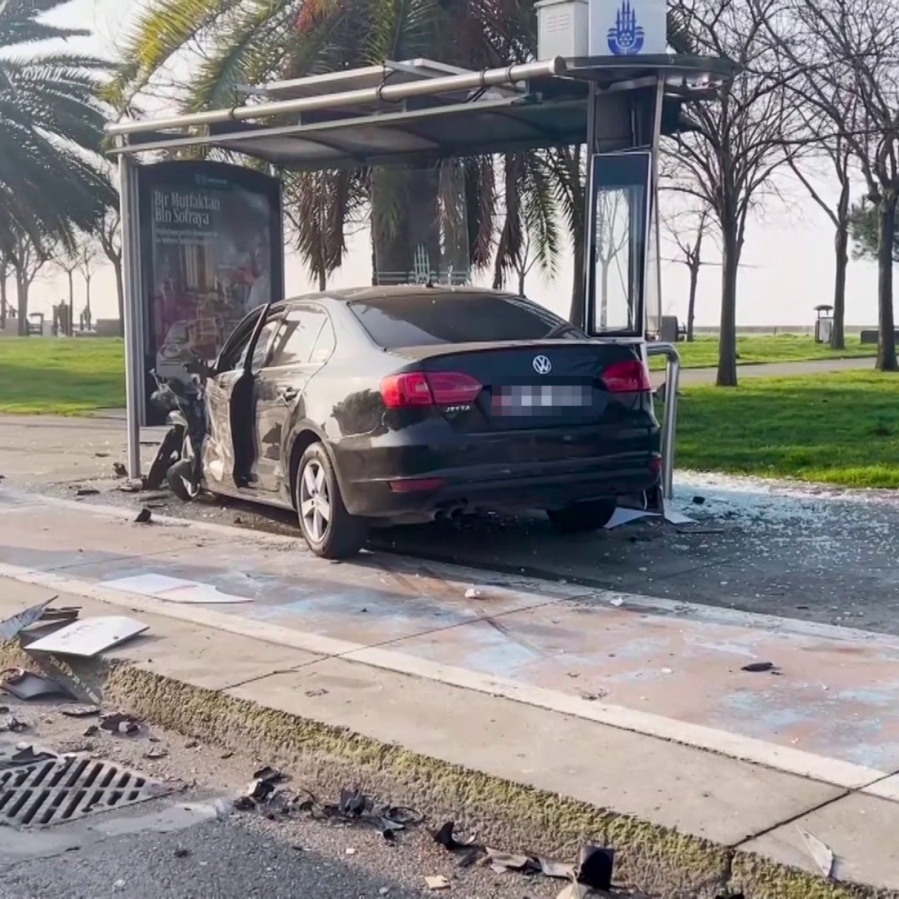 Kırmızıda geçti, durağa daldı iddiası!