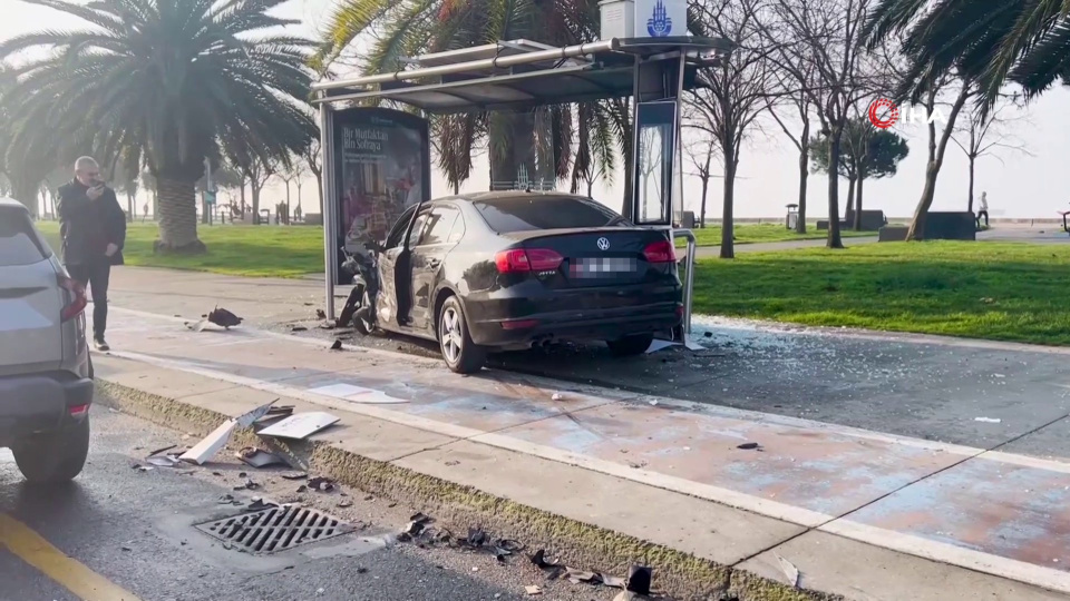 Kırmızıda geçti, durağa daldı iddiası!