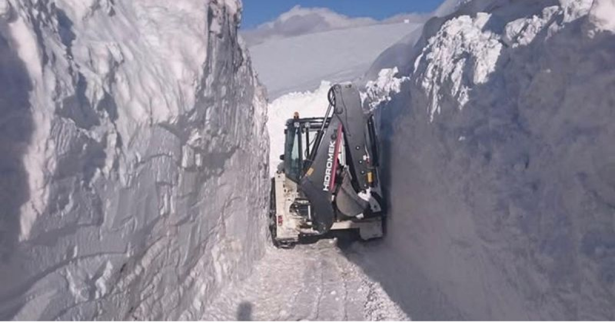 Van'da İran sınır hattında 4 metrelik karla mücadele