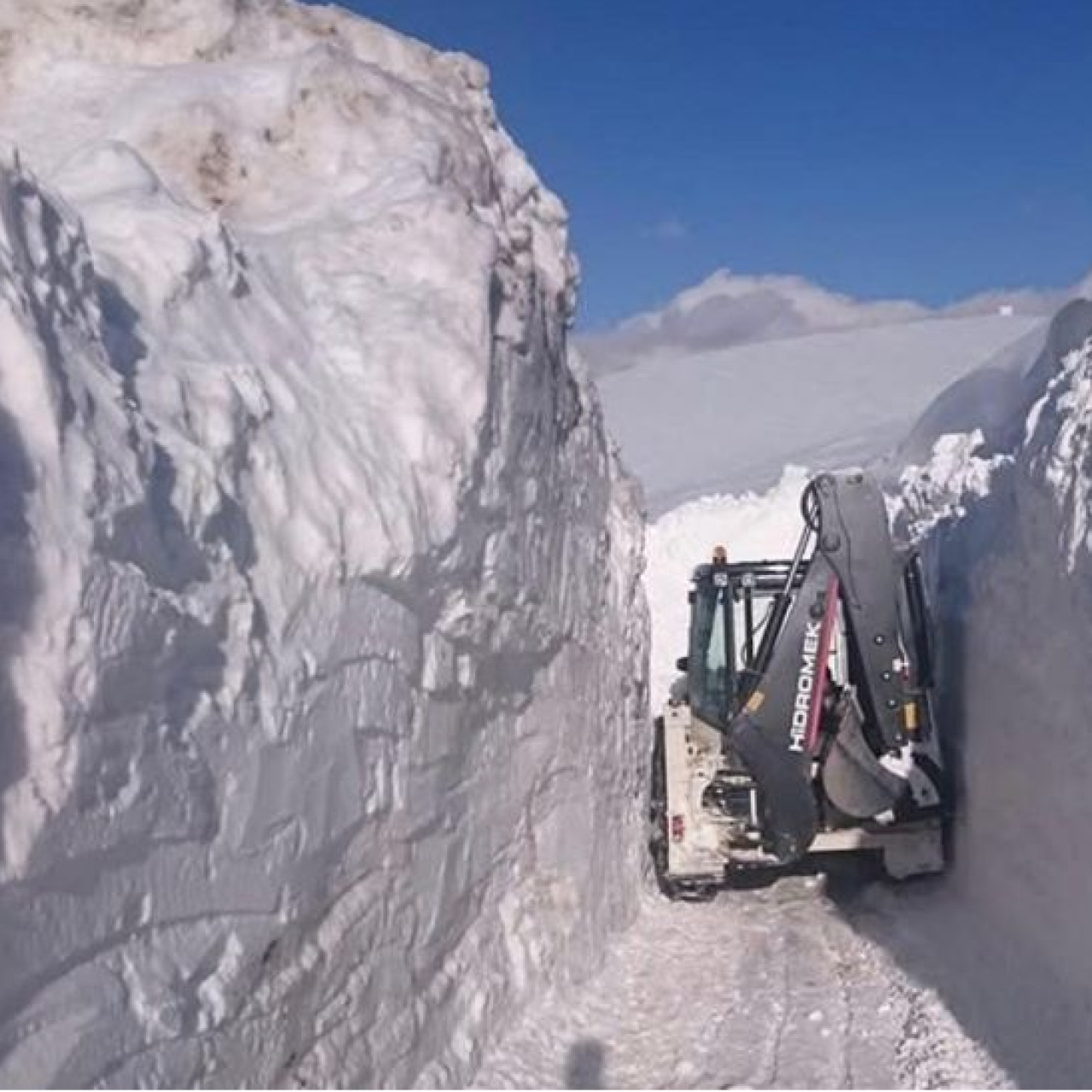 İran sınır hattında 4 metrelik karla mücadele