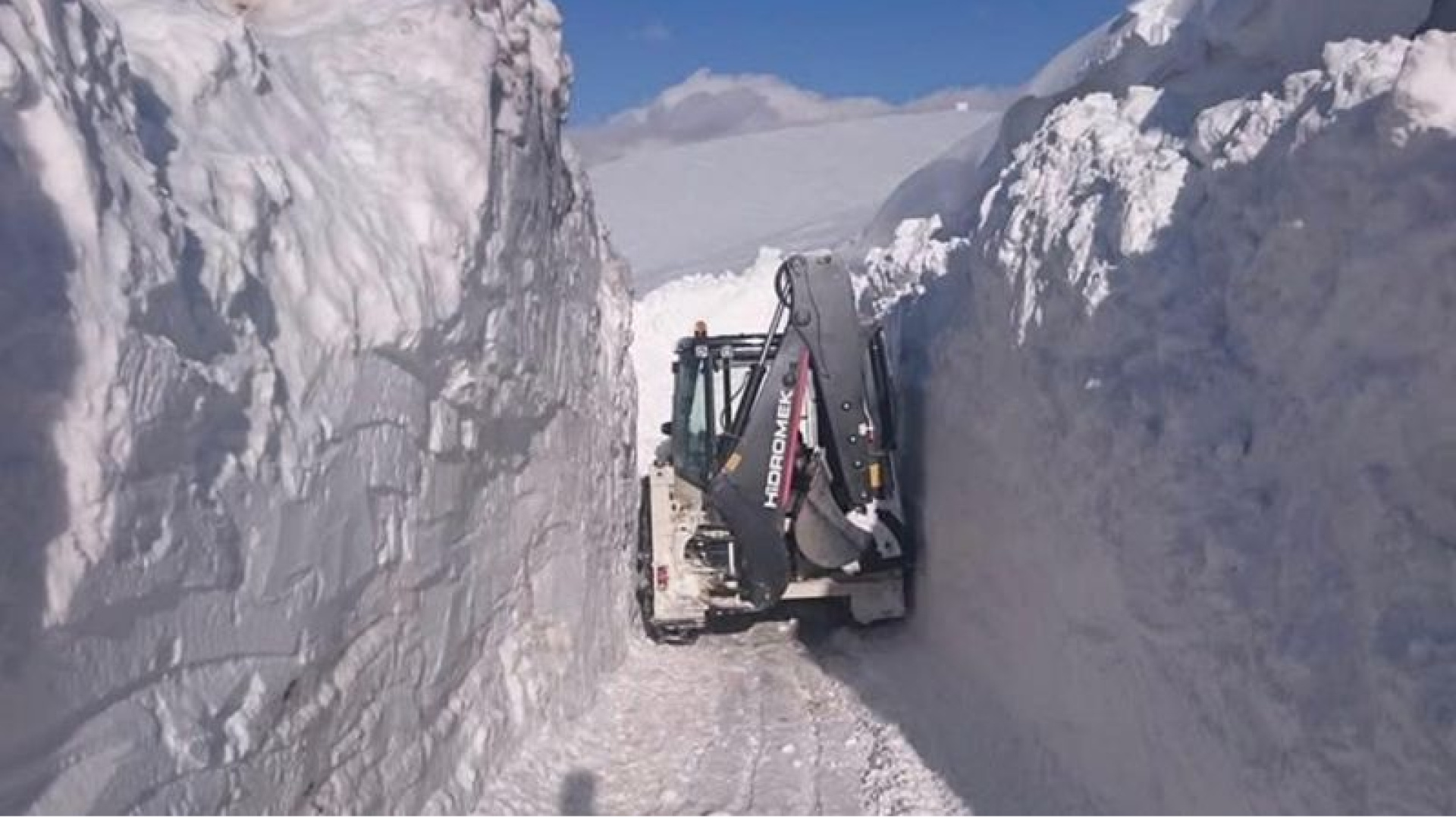 İran sınır hattında 4 metrelik karla mücadele | Son dakika haberleri