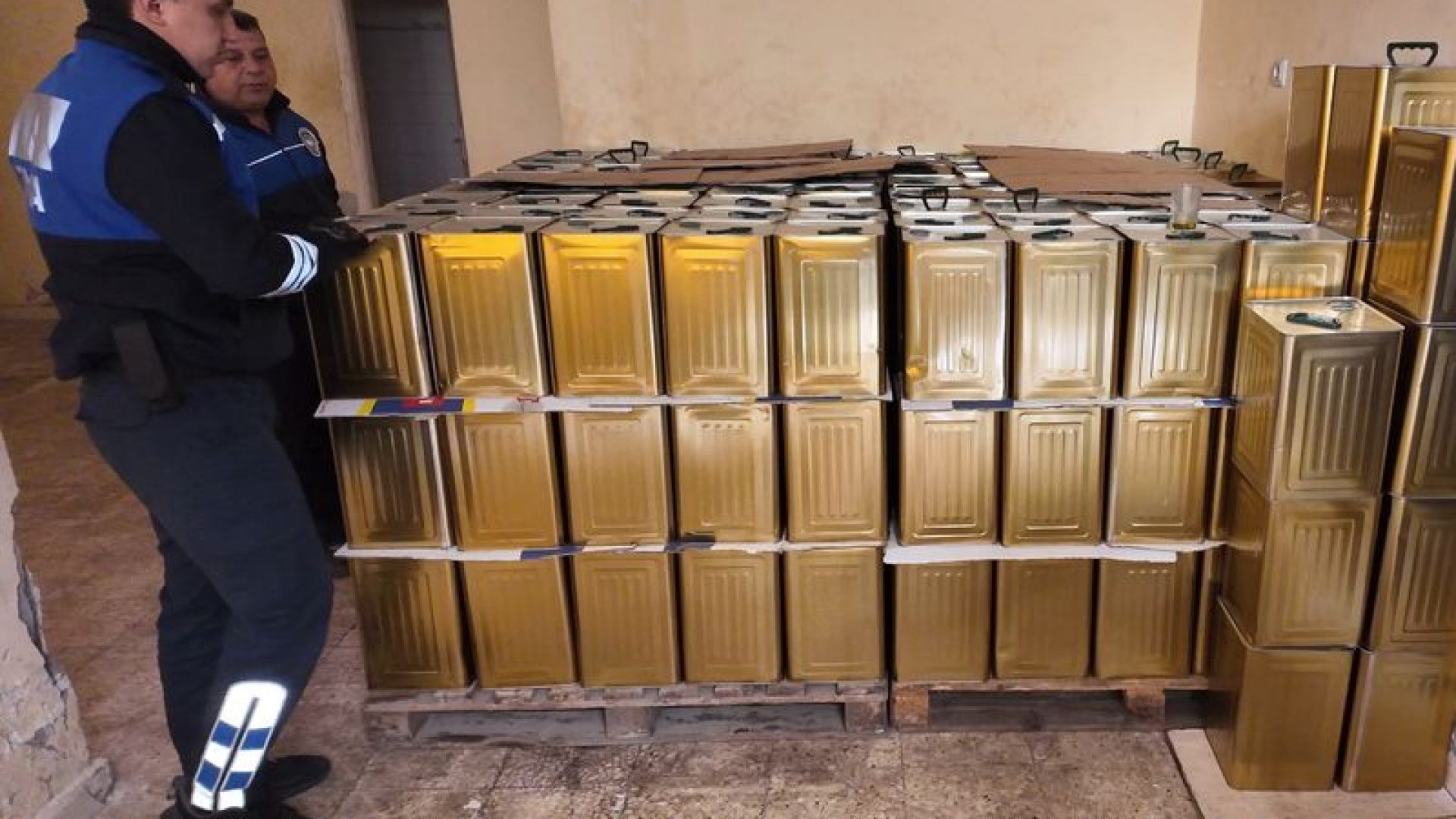 Mersin'de Büyük Operasyon: 4,5 Ton Sahte Zeytinyağı Depoda Yakalandı