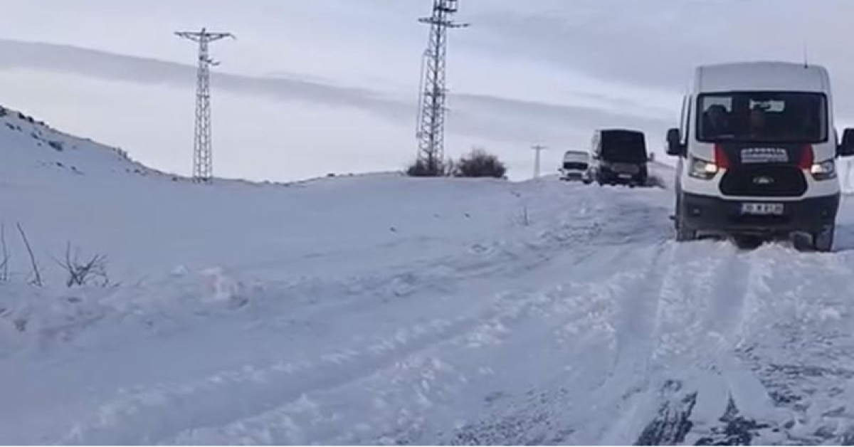 Kağızman'da 10 Araç Yolda Mahsur Kalınca