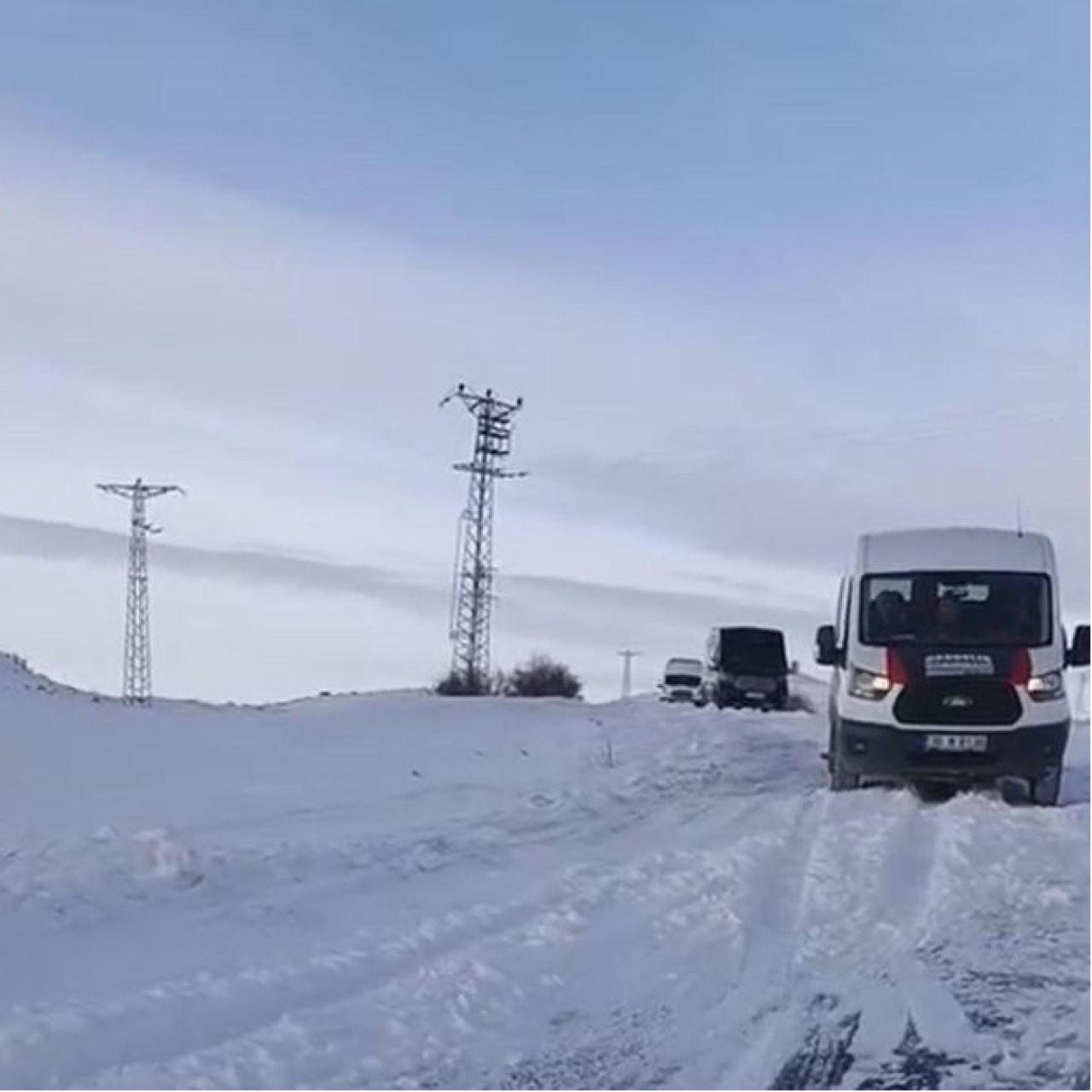 Kağızman'da 10 araç yolda mahsur kaldı