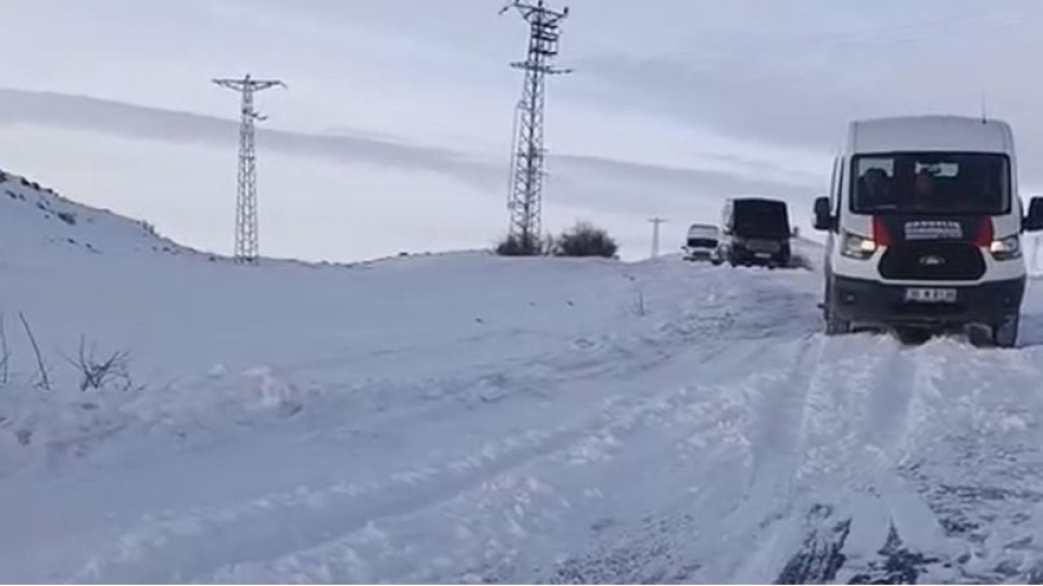 Kağızman'da 10 araç yolda mahsur kaldı