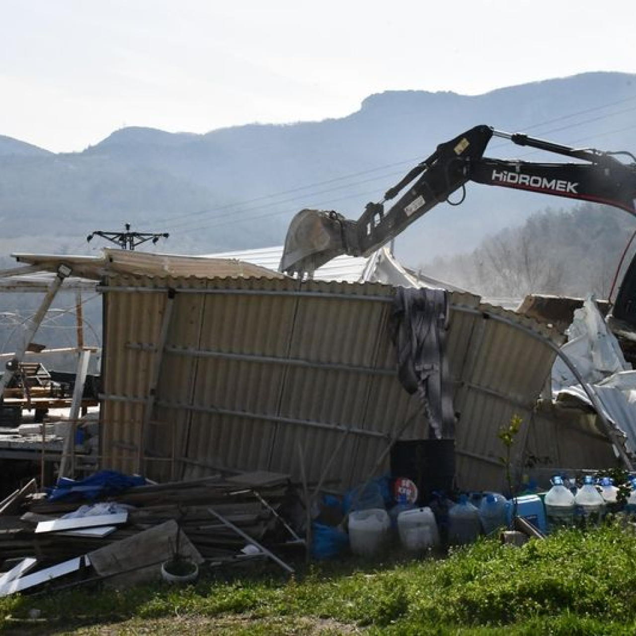 Tarım arazisindeki yapılar yıkıldı