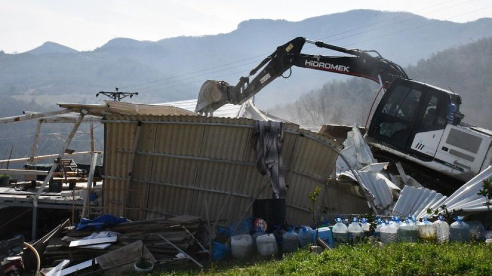 Tarım arazisindeki yapılar yıkıldı