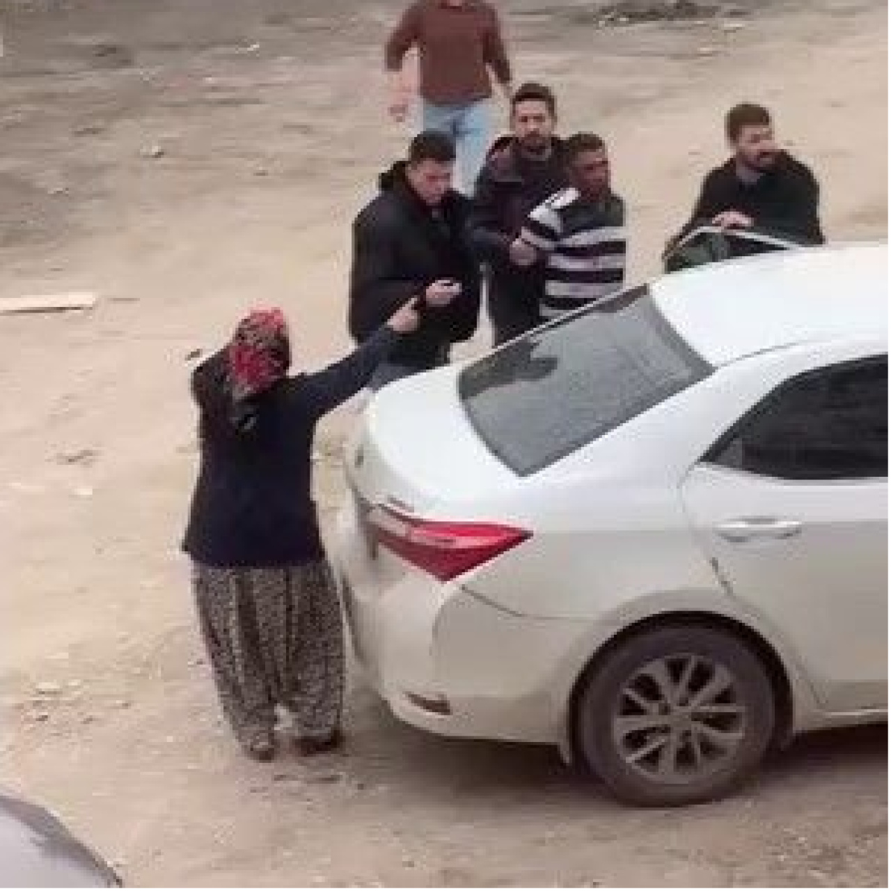 Yakalamaya engel olmaya çalıştılar!