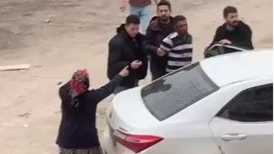 Yakalamaya engel olmaya çalıştılar!