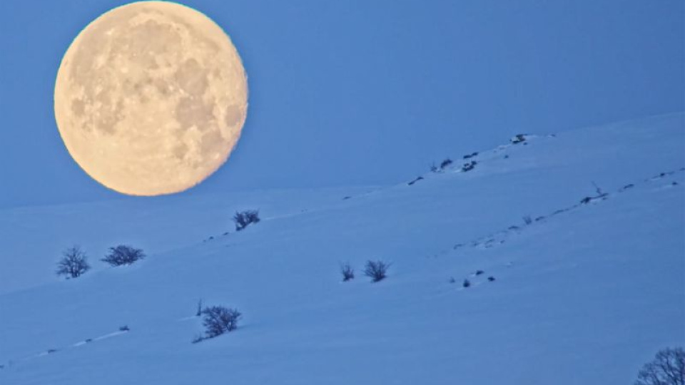 Karlı dağlar ile dolunay aynı karede