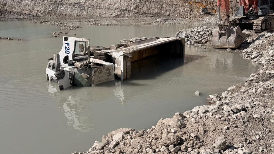 Hafriyat kamyonu devrildi: 1 ölü