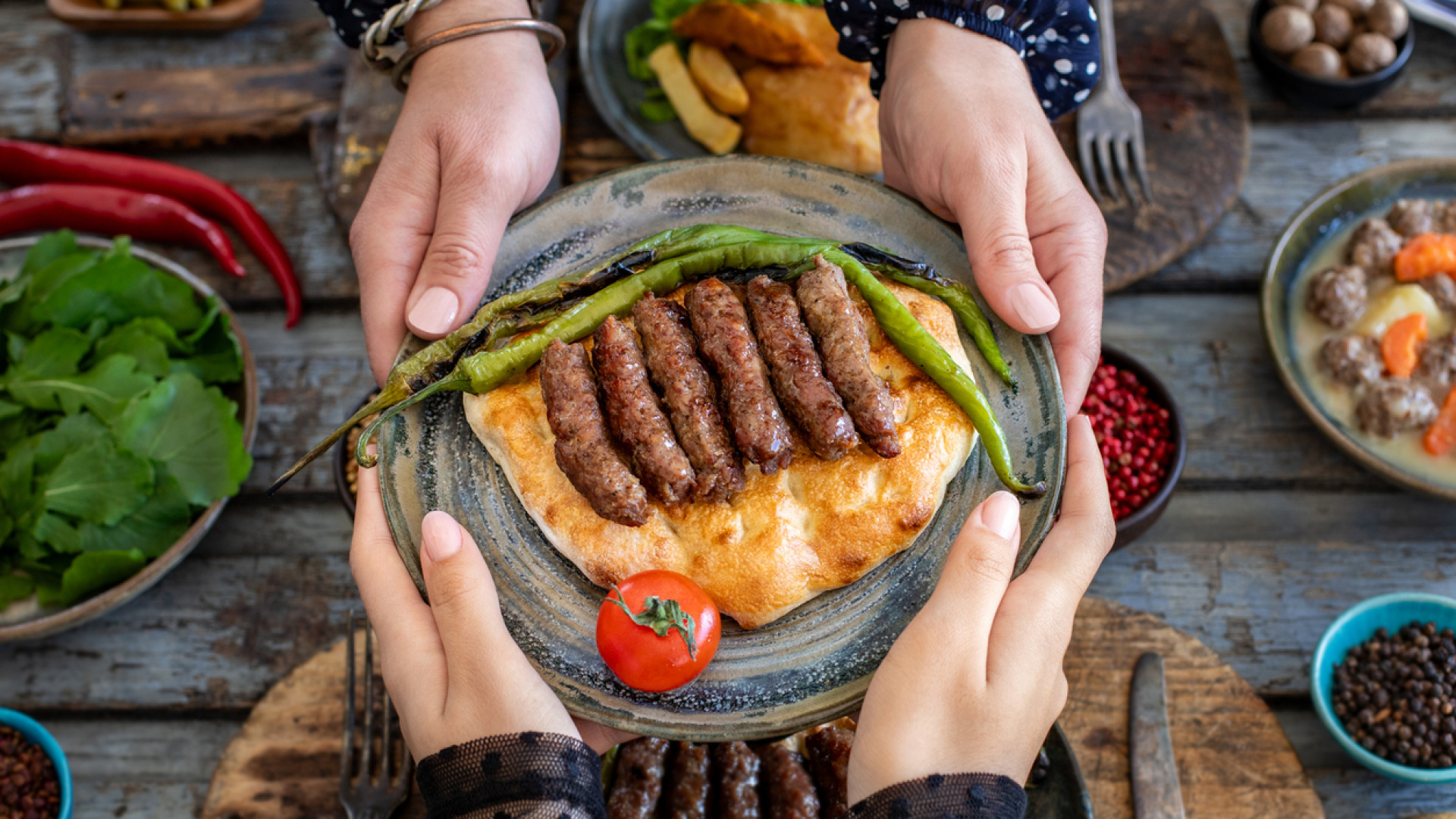 Bugün iftarda ne var? Ramazanın on yedinci gününe özel: Narlı roka salatası ve tekirdağ köfte ile iftar menüsü!