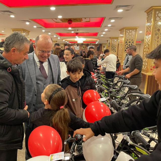 Uzunköprü'de 30 yetim ve öksüz çocuğa bisiklet