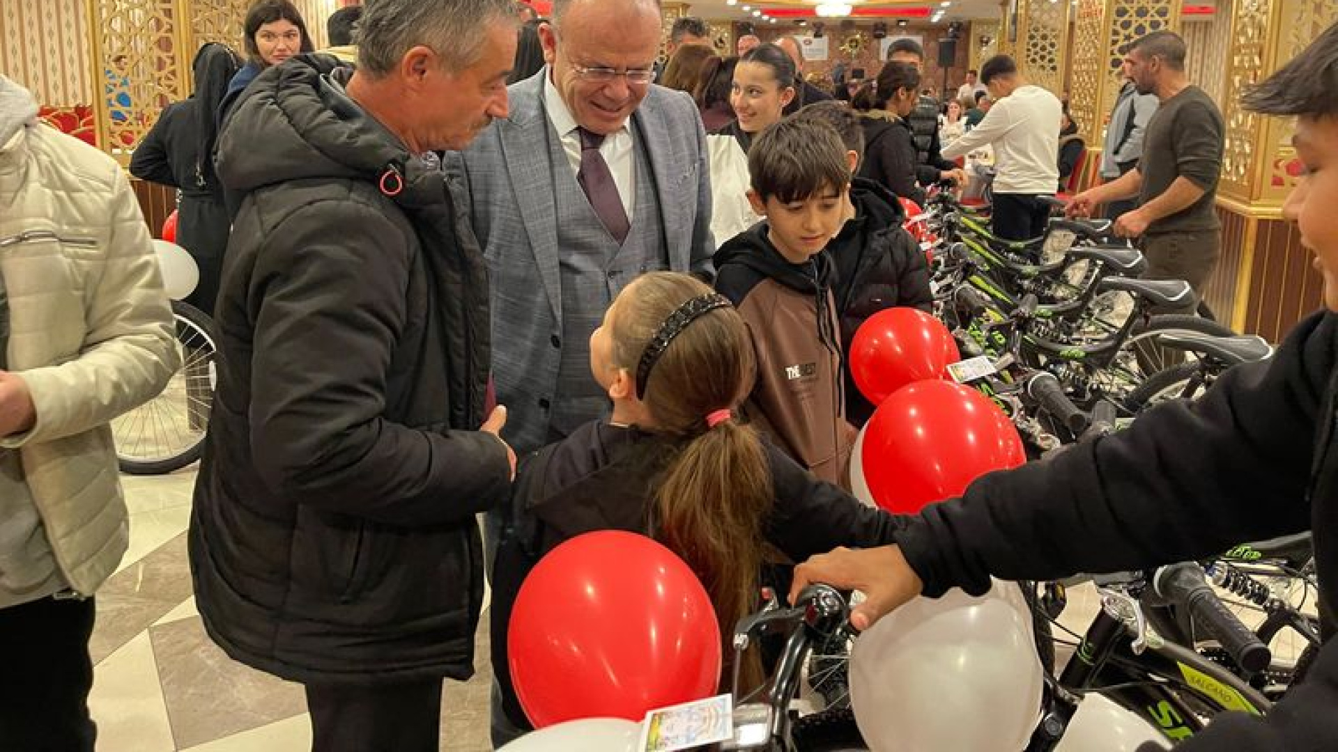 Uzunköprü'de 30 Yetim ve Öksüz Çocuğa Bisiklet Hediye Edildi