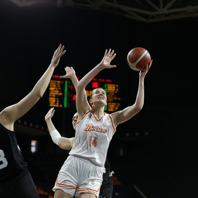 Çimsa ÇBK Mersin seride öne geçti!