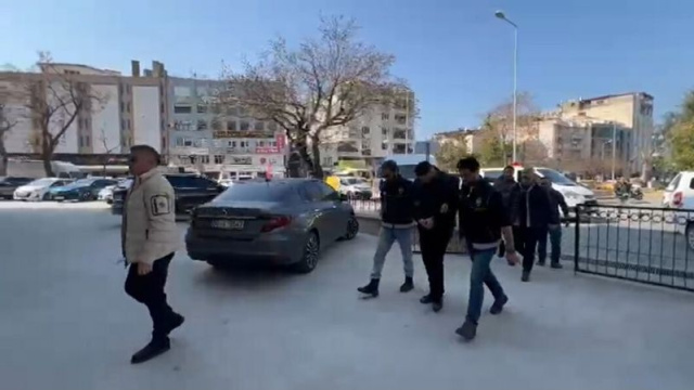 Arkadaşını pompalı tüfekle başından vurdu