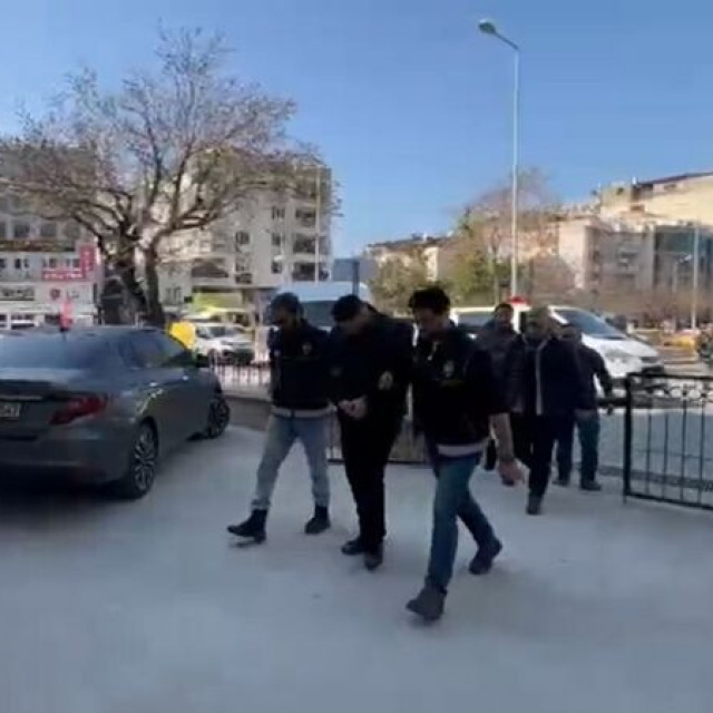 Arkadaşını pompalı tüfekle başından vurdu