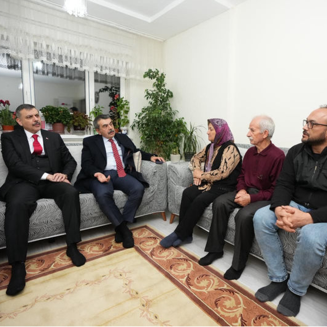 Bakanlardan Fatma Nur öğretmenin ailesine taziye ziyareti