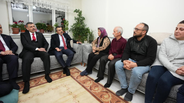 Bakanlardan Fatma Nur öğretmenin ailesine taziye ziyareti