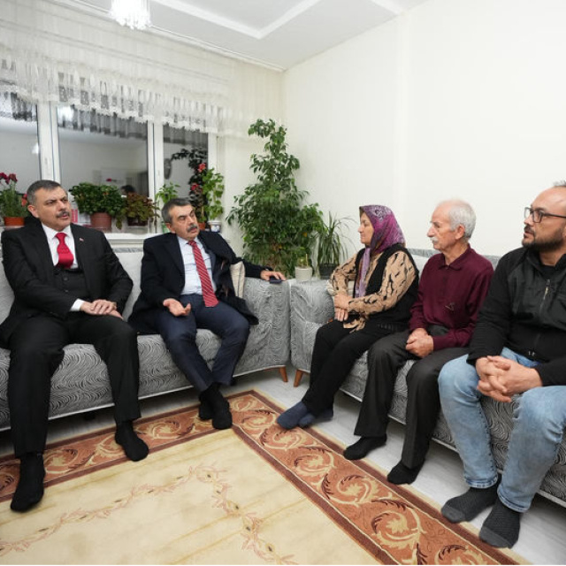 Bakanlardan Fatma Nur öğretmenin ailesine taziye ziyareti