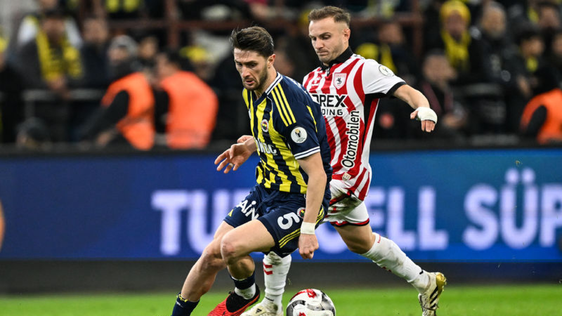 Fenerbahçe, Süper Lig'de Samsunspor'u Konuk Ediyor: Şampiyonluk Mücadelesinde Kritik Maç