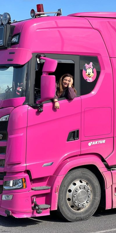 4 çocuk annesi, pembe TIR'ı ile yollarda