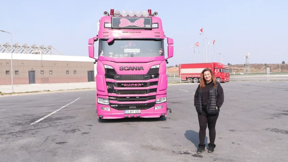 4 çocuk annesi, pembe TIR'ı ile yollarda