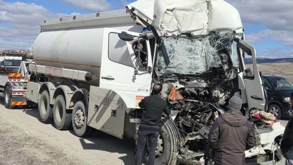 TIR'a çarpan tanker şoförü can verdi