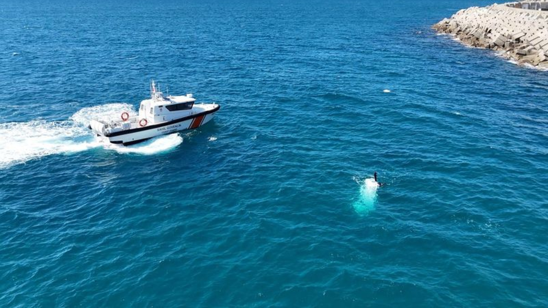 Antalya'da Balıkçı Teknesi Battı: 3 Kişi Son Anda Denize Atlayarak Kurtuldu