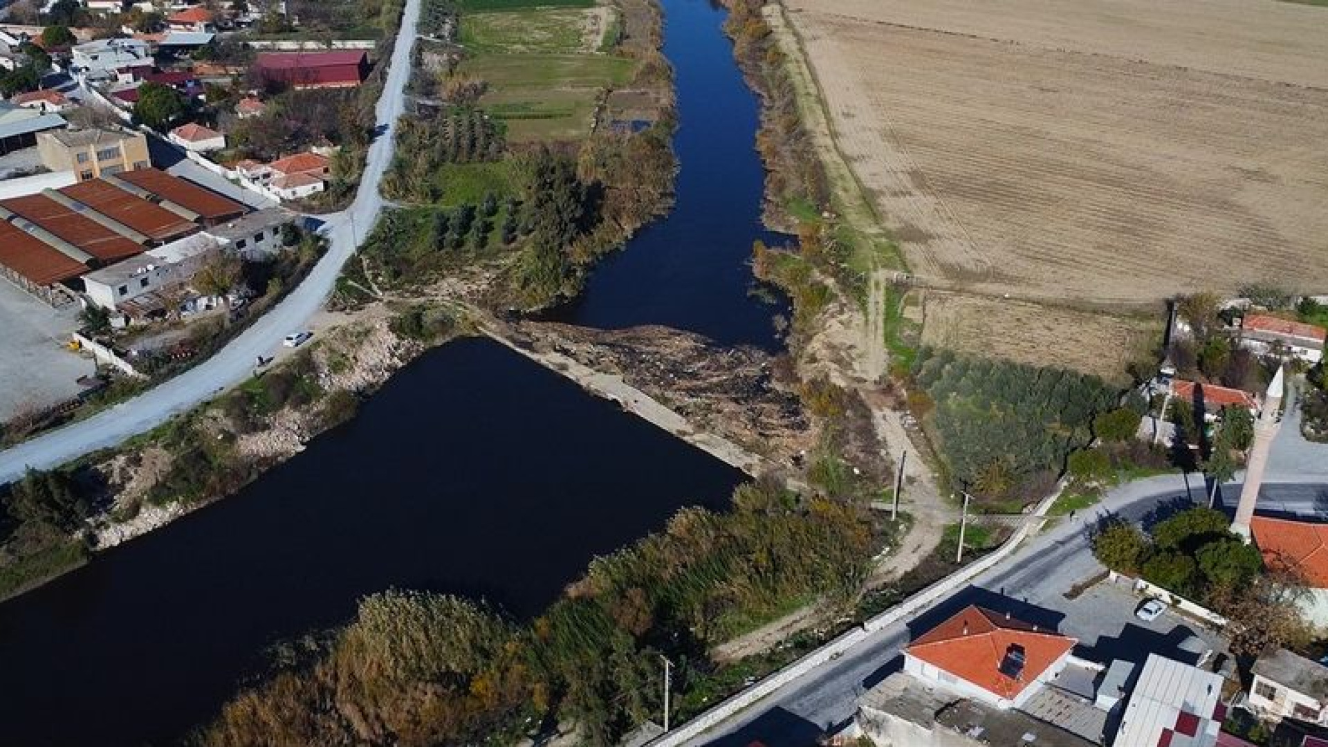 Söke'deki Tarihi Taş Köprü Yıkılma Tehlikesi Altında, Yüzer Bariyer Önerisi