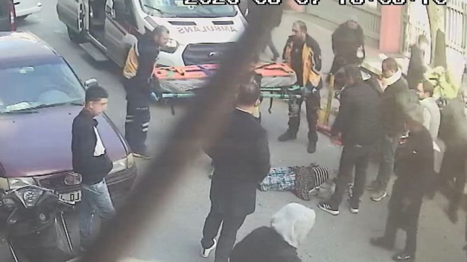 Geri manevra yapan minibüsün altında kaldı