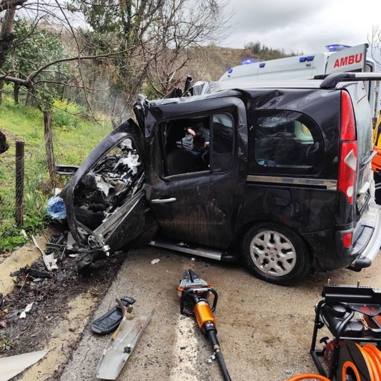 İki araç kafa kafaya çarpıştı: 2 ölü