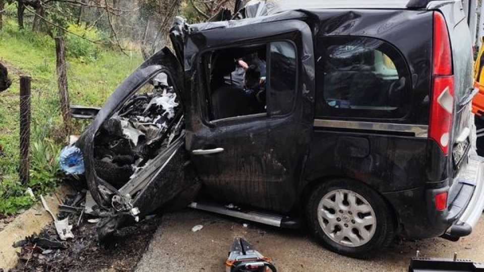 İki araç kafa kafaya çarpıştı: 2 ölü