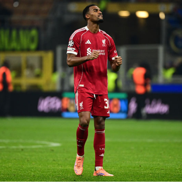 Liverpool yıldız isimle sözleşme uzattı