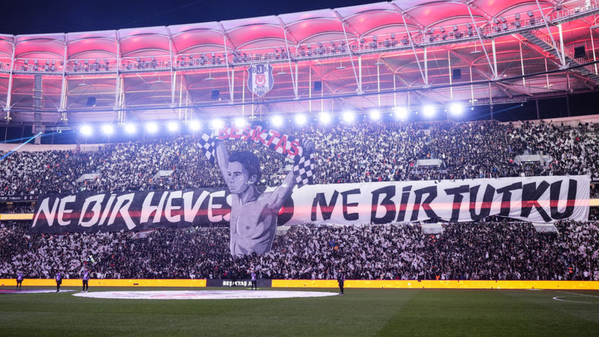 Beşiktaş Taraftarından Derbiye Özel Koreografi: 1903'ten Beri Kral Biziz!