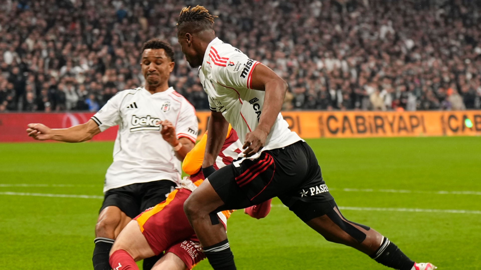 Galatasaray'dan Penaltı Tepkisi: Sosyal Medyada Sert Paylaşım