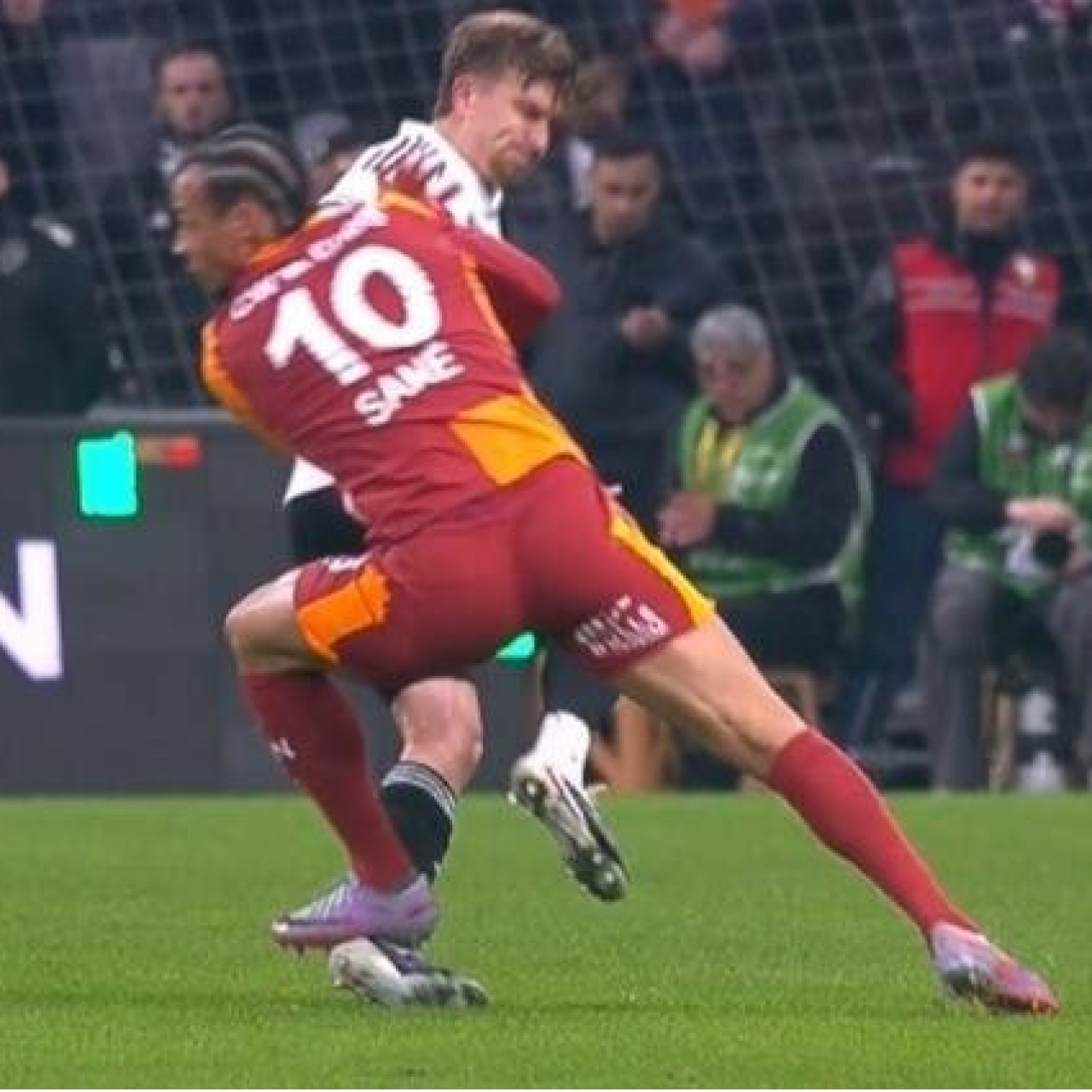 Derbide VAR sonrası kırmızı kart!