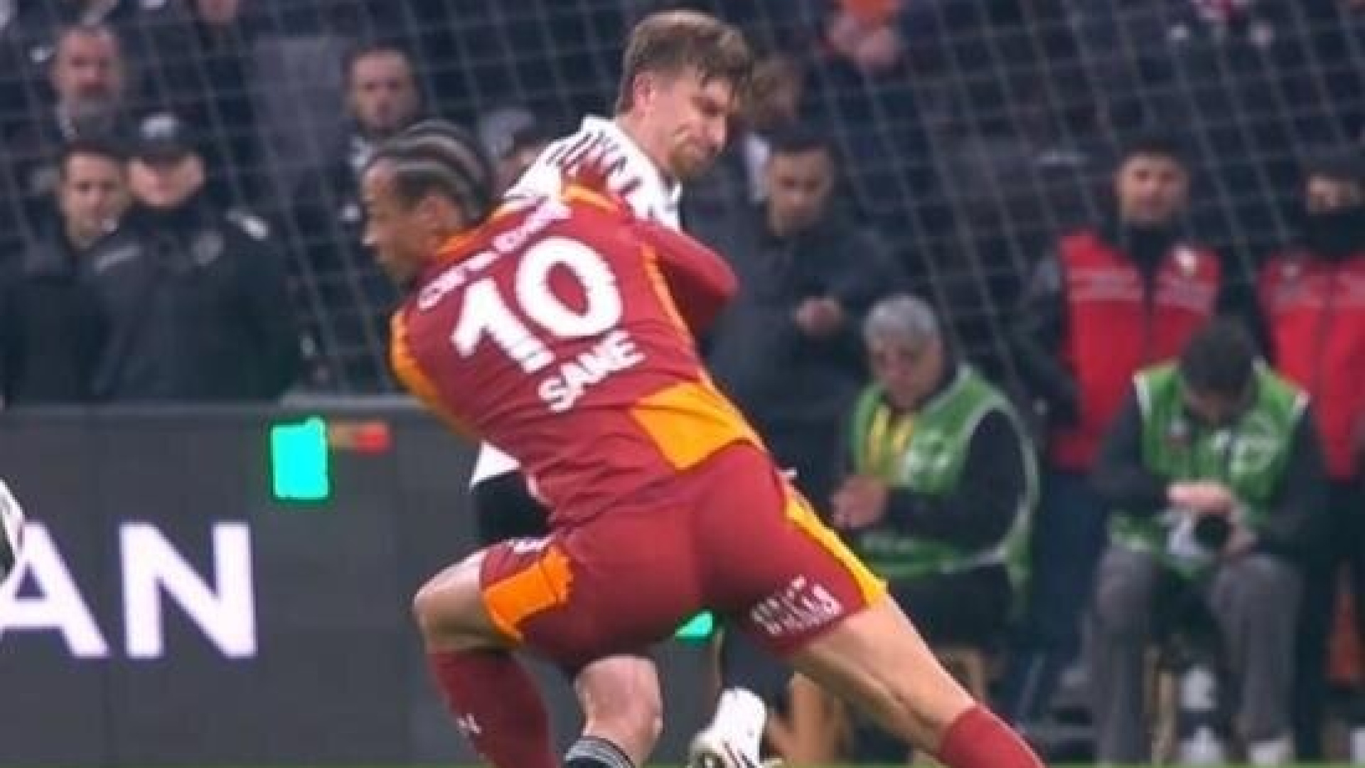 Galatasaray'da Leroy Sane Kırmızı Kart Gördü! VAR Kararı Derbiyi Etkiledi