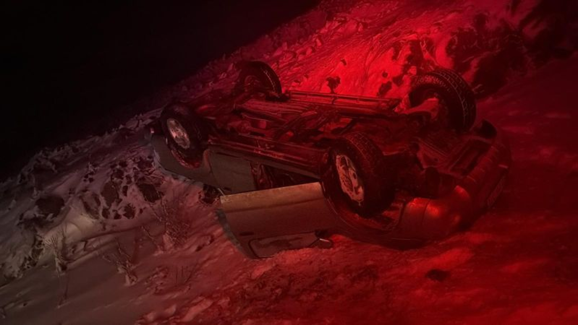 Şanlıurfa'da şarampole devrilen otomobildeki 2 kişi yaralandı