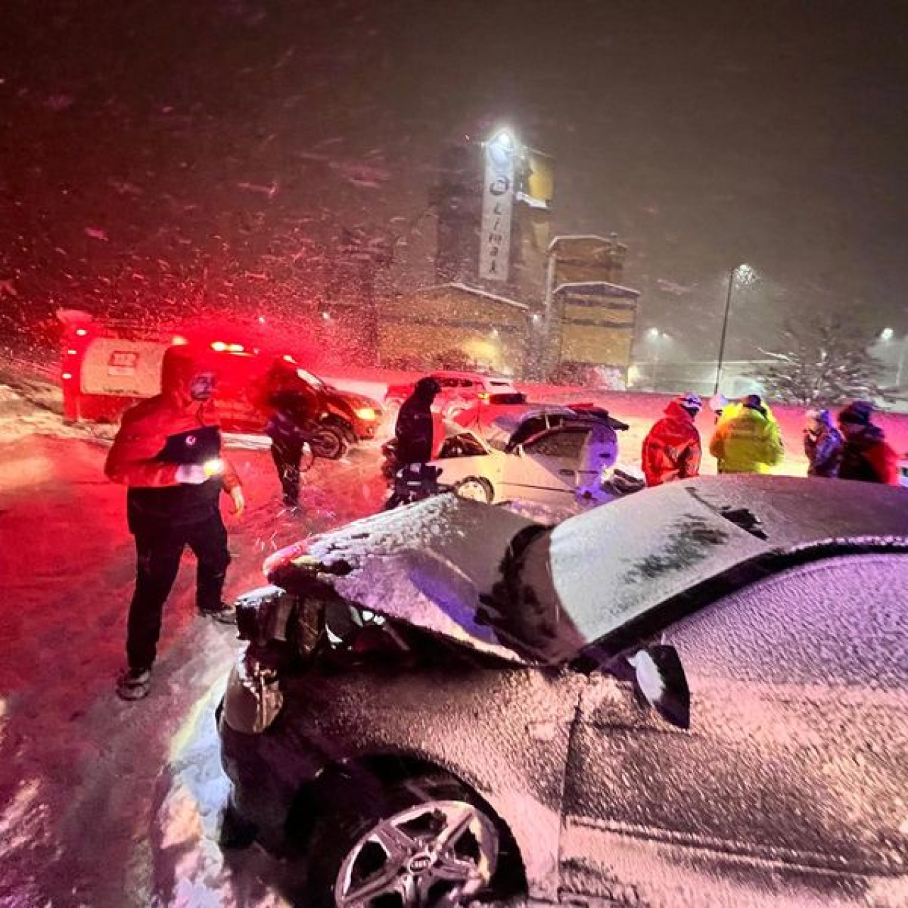 İki otomobil çarpıştı: 2'si çocuk 7 yaralı