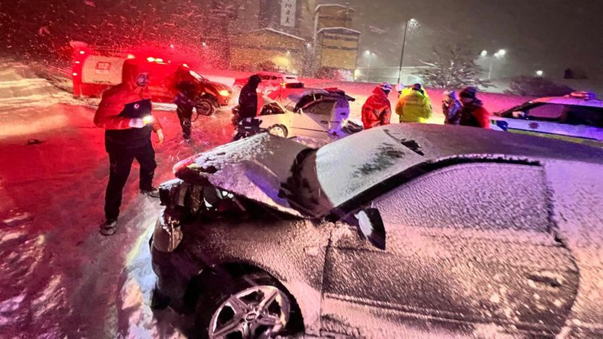 Bitlis'te iki otomobilin çarpıştığı kazada 7 kişi yaralandı